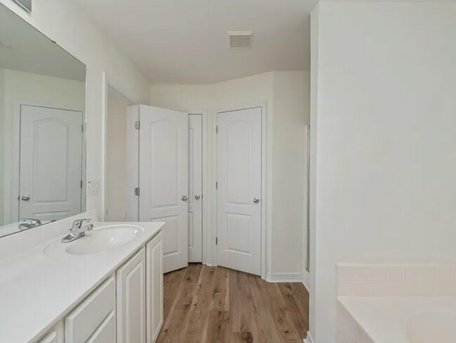 Building Photo - 4 bedroom 2.5 bathroom