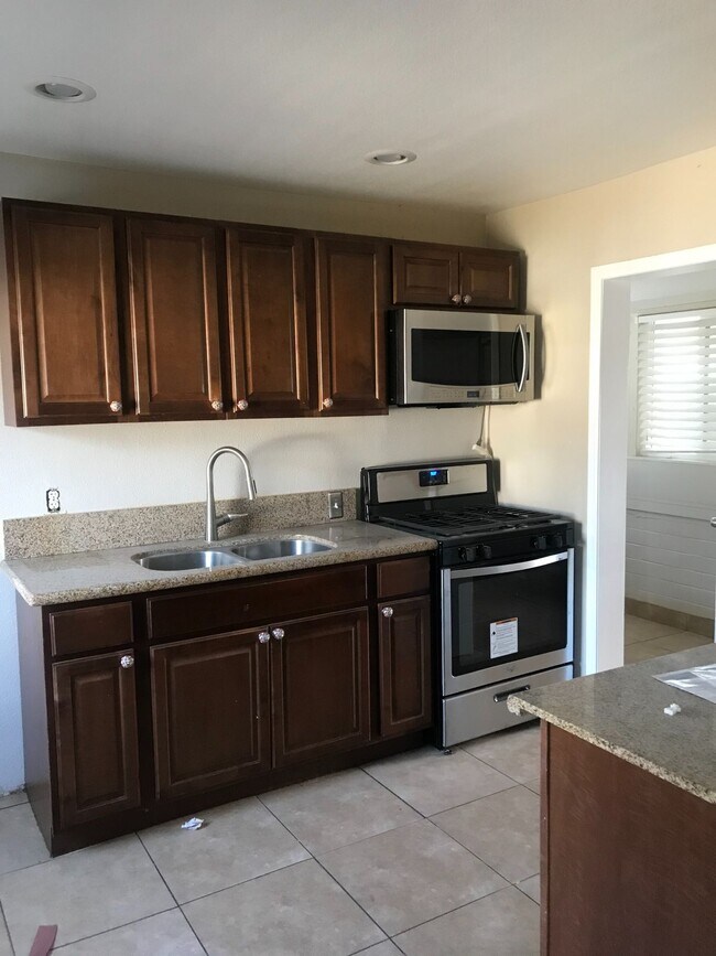 Building Photo - Large Yard! Must see 3bed 2bath Fontana home!!