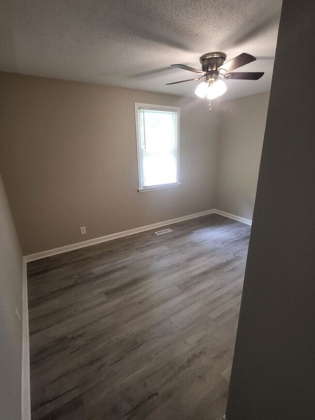 Building Photo - Nice and cozy 3 bedroom 1 bath just renovated
