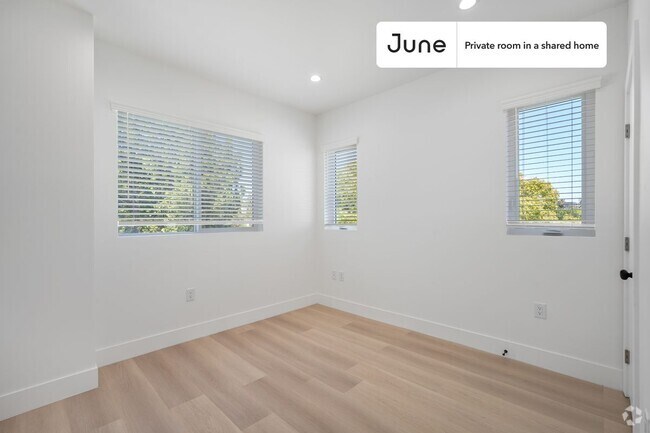 Building Photo - 1321 N June St