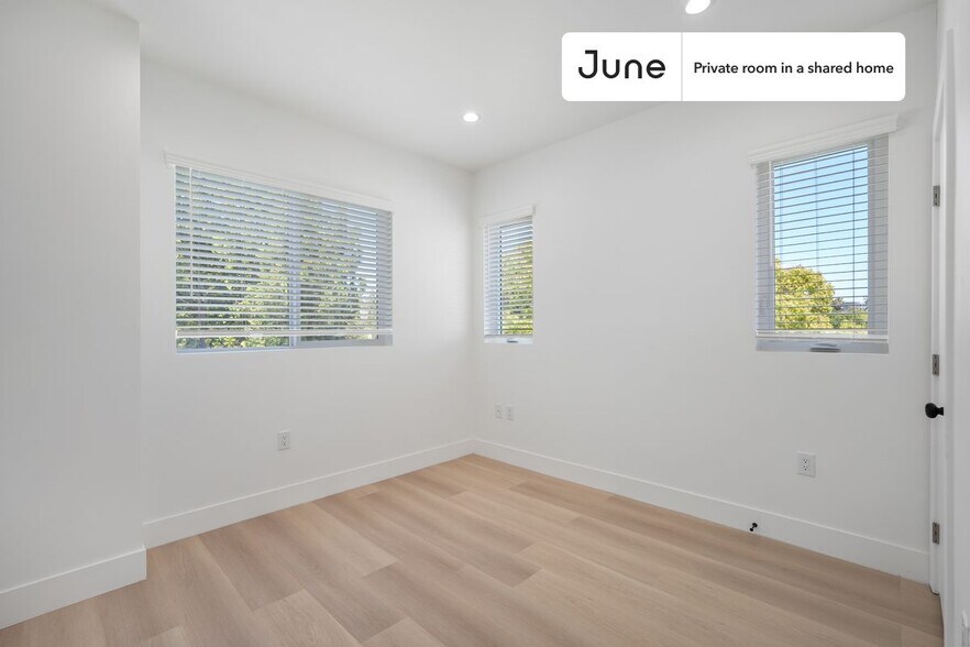 Building Photo - Private bedroom in 4 bed/3 bath Home