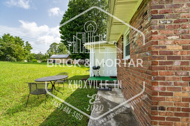 Building Photo - 2407 Holbrook Dr