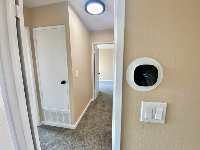 Building Photo - 2521 W Sunflower Ave