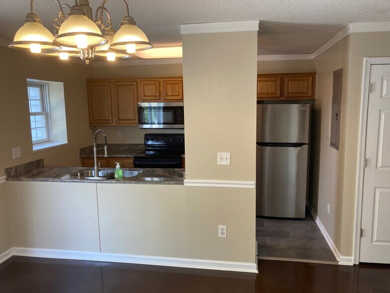 Open galley kitchen - 1419 Founders Way