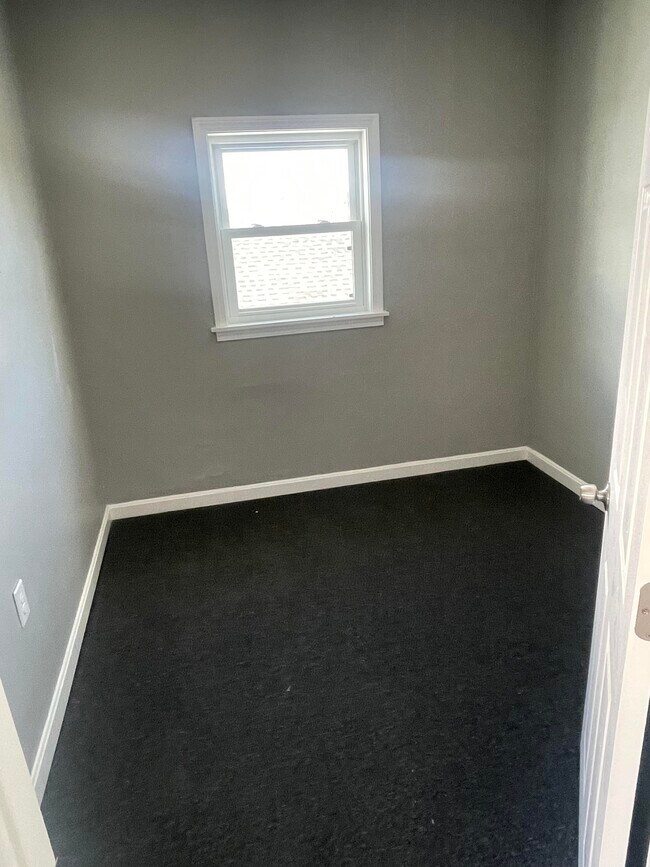 Building Photo - 17 Canonicus St