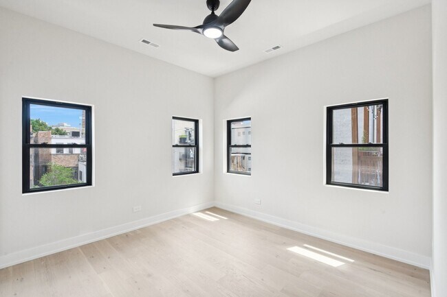 Building Photo - 3641 N Wilton Ave