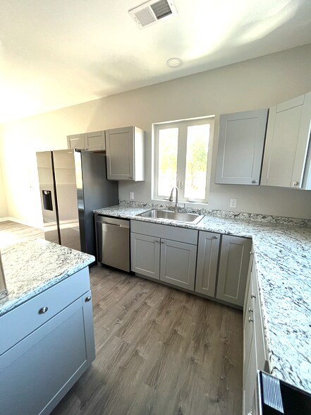 Building Photo - 17 W Main St