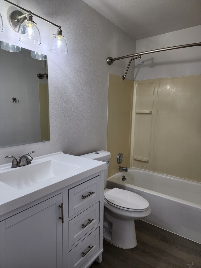 Building Photo - 401 E 8th Ave