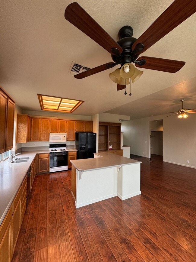 Building Photo - Pet Friendly Home!