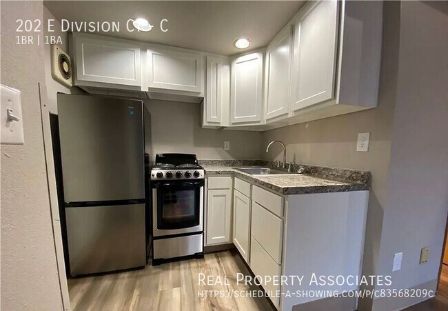 Building Photo - 202 E Division Ct