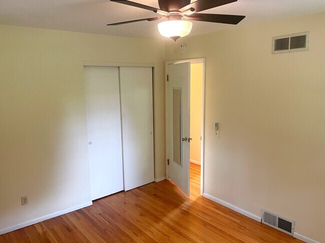 Building Photo - 1522 Cameron Dr