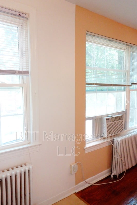 Building Photo - 8400 Greenwood Ave