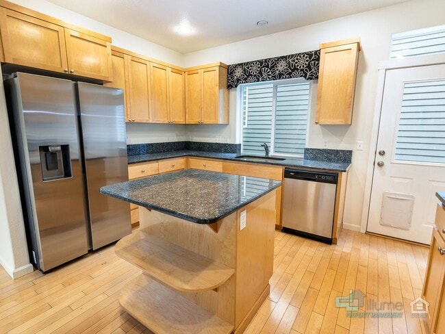 Building Photo - Beautiful 3 Bed/3 Bath Home!