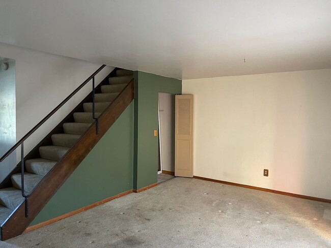 Building Photo - Cozy 2 BR / 1 Bath Townhome in Turtle Creek