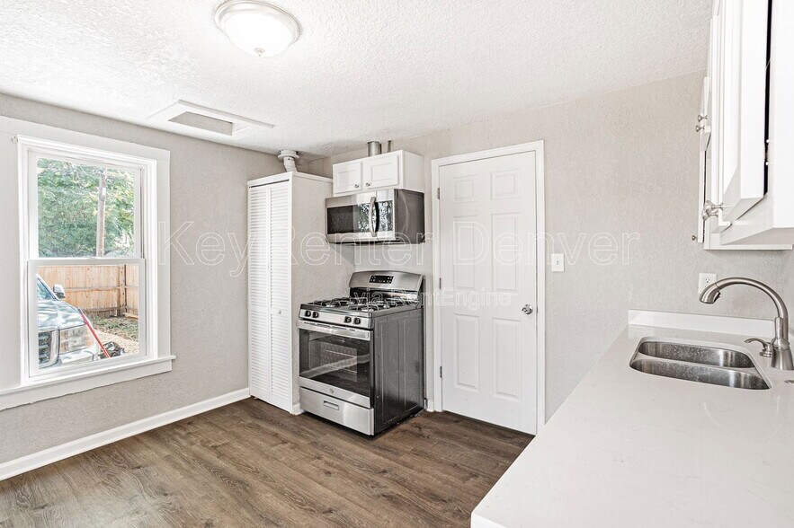 Building Photo - 4768 Vine St