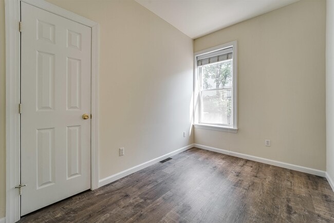 Building Photo - 394 Woodlawn Ave