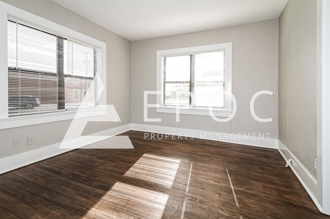 Building Photo - 705 E Hughbert St