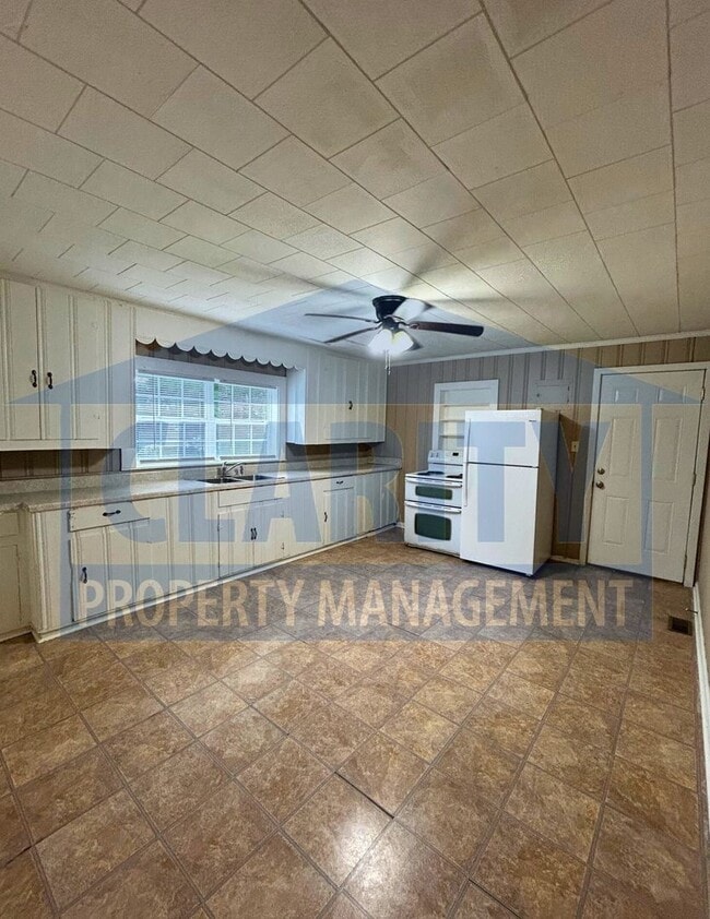 Building Photo - Cozy two-bedroom home!