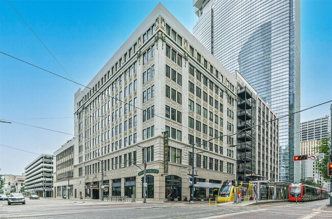 Building Photo - 705 Main St