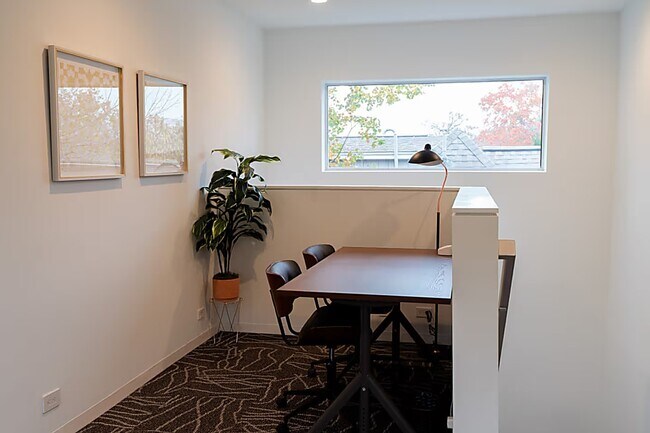 Building Photo - 4904 S Shepherd Dr