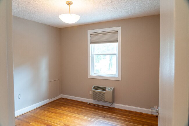 2nd bedroom/office - 7630 Tomlinson Ave