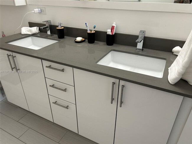 Building Photo - 999 SW 1st Ave