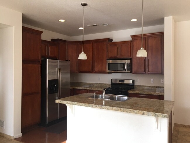 Building Photo - "Spacious 3-Bed, 3-Bath Townhouse with Gra...