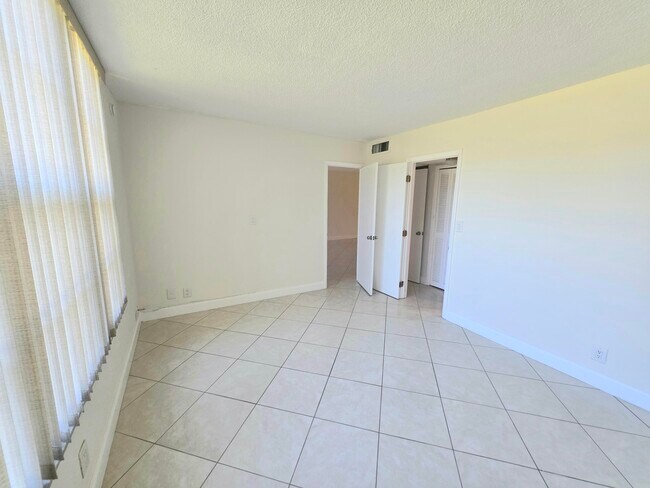 Building Photo - 3100 NE 48th Ct