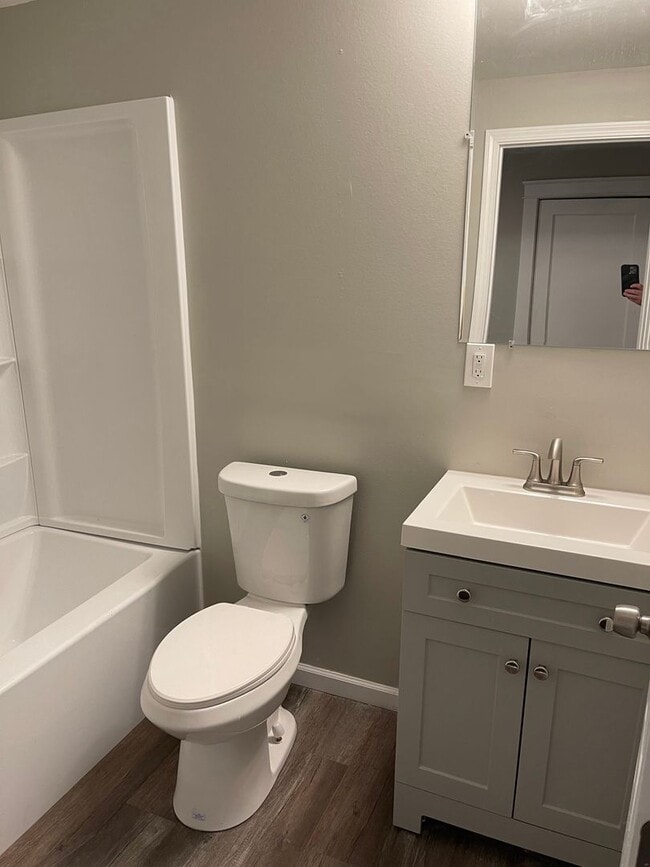 Building Photo - FABULOUSLY RENOVATED 4BR, 2Bath HOME IN TH...