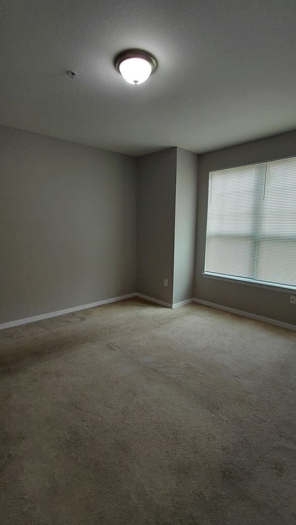 Building Photo - Spacious 3 bedroom, 2 bath Condo located i...