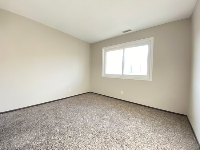 Building Photo - 2 Bedroom Townhome