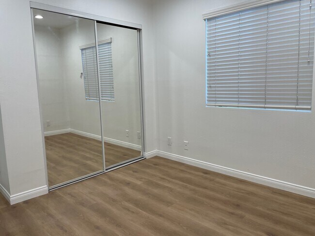 Building Photo - 410 Rose Ave