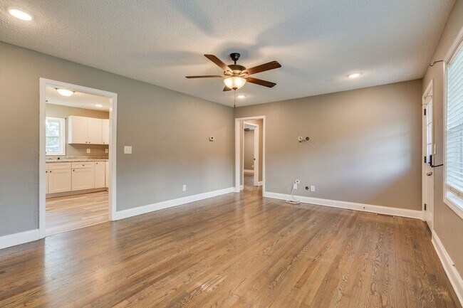Building Photo - 3 Bed/2 Bath fully Renovated House