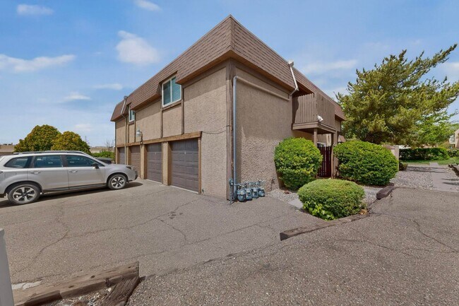 Building Photo - NE Affordable 2/BD 1/BA 1/CG 2nd Story NE Condo