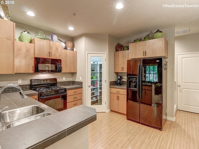 Building Photo - Amazing Location in NW Portland! Gorgeous 2 BD Townhome in Arbor Parc!