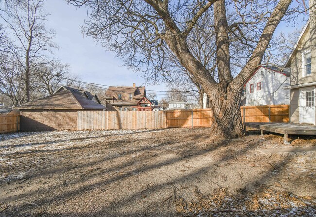 Building Photo - 817 W 12th St