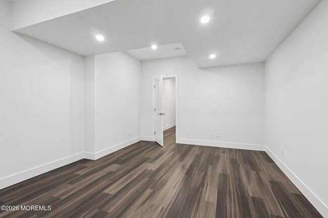 Building Photo - 2 Dogleg Ln