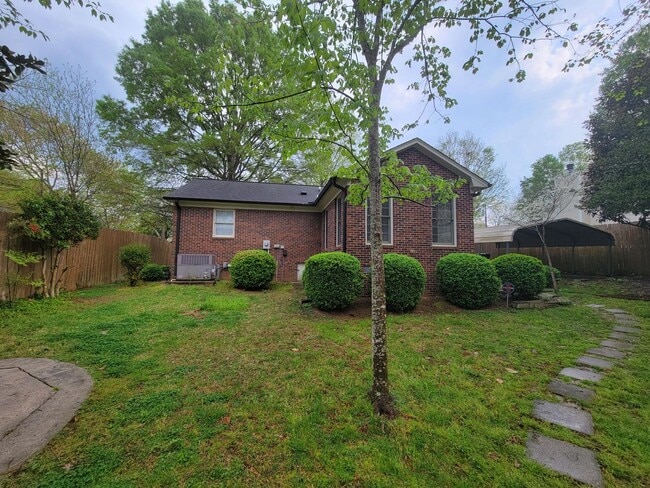 Building Photo - For Rent: Charming 2-Bedroom Brick Home in...