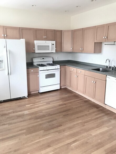 Building Photo - 14 Schiller St