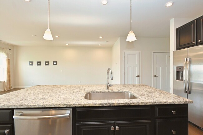 Building Photo - Rent to Own Option - Beautiful, like new 3BR/2.5BA townhouse in Goodlettsville