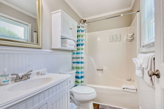 Building Photo - 1563 Elizabeth Rd