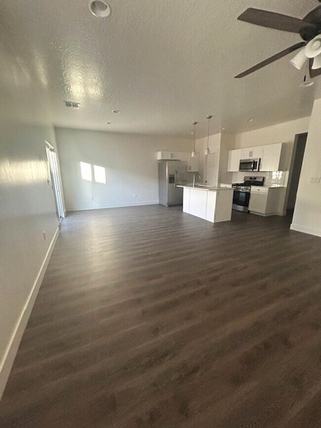 Building Photo - Move In Ready 4 Bedroom Home!