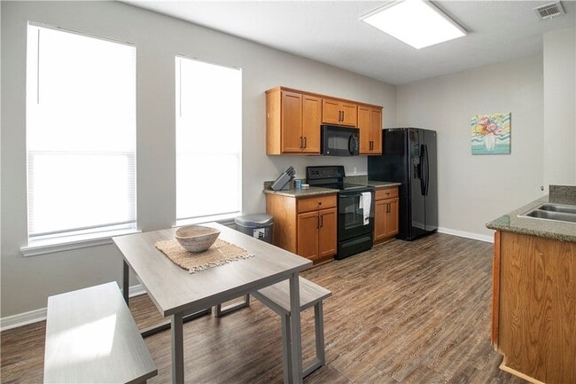 Building Photo - 2903 McLaren Dr