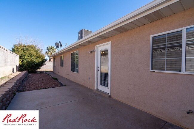 Building Photo - Pet Friendly - 4 Bed 2 Bath for rent in St. George