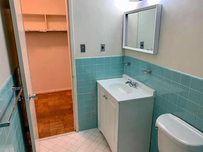 Building Photo - Spectacular Studio in Van Ness East with U...