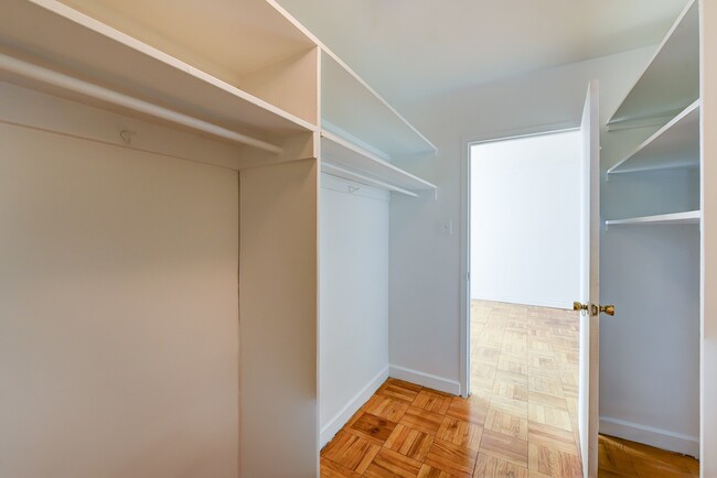 Building Photo - Spacious & Bright Studio at River Place West