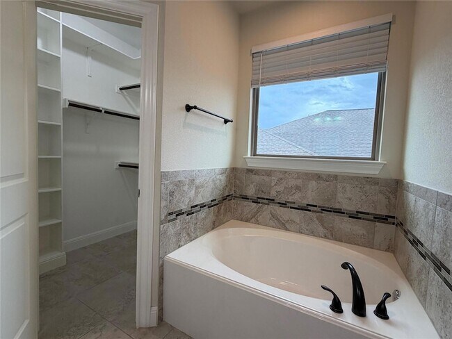 Building Photo - 206 Fairway Cir