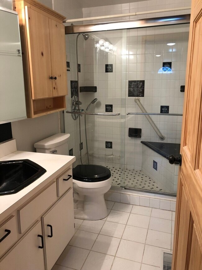 Building Photo - 923 Sagamore Dr