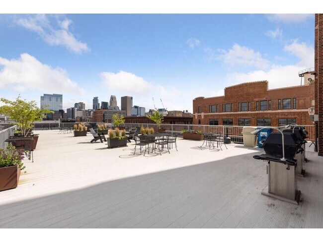 Building Photo - 700 N Washington Ave