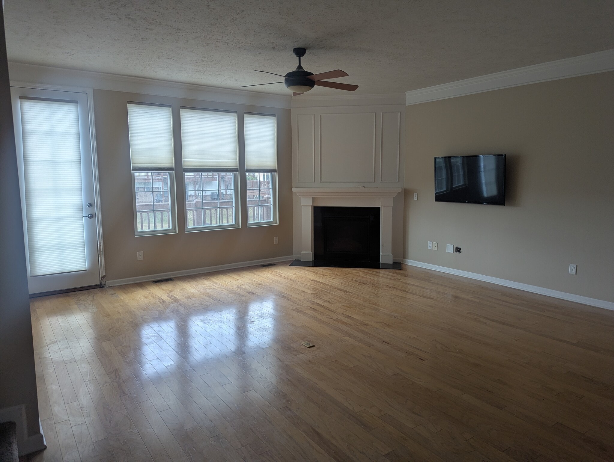 Large living room with porch access - 6465 Park Pointe Ct